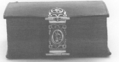 1810 Kerkboek met slot. Op het slot is de Gerechtigheid als allegorische voorstelling afgebeeld. Merken: Meesterteken HH in ovaal. 10 = gehaltekeur voor 10 penningen. Wapen Heerenveen in ovaal. jaarletter C = 1810.