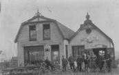 De smederij van Koelma aan de Nijewei in Kortezwaag, later Palsma. V.l.n.r.: Barteld de Vries en Catrinus v.d. Meulen op de oude Eijsink moterfiets, Kees van Dijk, Johannes Koelma (smid), Siebe Post (knecht). Rechts van het paard Lomme de Vries, Theade Postma en Ytsen de Boer (postbode).