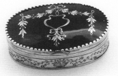Hendrik Sjoerds Gaastra 1819 Tabaksdoos Deksel is vervaardigd van schildpad en ingelegd met zilveren guirlandes. Inscriptie op achterzijde: A.H.G.