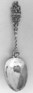  Douwe Klazes Compaan 1812-1813 Gelegenheidslepel Het uiteinde van de steel is bekroond met de Nederlandse Maagd, de Nederlandse Leeuw en de Vrijheidshoed, zinnebeeld van de Patriotten. Merken: Meesterteken DC met perenblad in ruit-vormig contour. Franse haan in achthoekig contour = gehaltekeur. Minervakopje in cirkel = waarborgkantoor Leeuwarden.