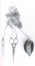 Douwe Klazes Compaan 1809 Chatelaine Aan de chatelaine hangen een speldenkussen, een schaar en een naaldenkoker van diverse meesters. Merken: Meesterteken C in cirkel. 10 = gehaltekeur voor 10 penningen. Wapen Heerenveen in ovaal. Jaarletter C = 1810.