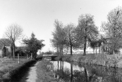 De Dwersfeart in Kortezwaag gezien in oostelijke richting. Tussen de huizen links lag het voetpad dat naar de Lijkweg (nu Leijen) liep.