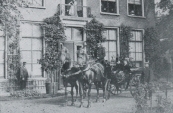 Jan Anne Lycklama Nijeholt en zijn dochter Erita Ena Romelia (1845-1902) in rijtuig bij hei Lycklamahûs in Beetsterzwaag.