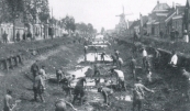 Uitgraven vaart boven de sluis Gorredijk