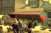 Een foto gemaakt tijdens de Gordykstermerke in vermoedelijk de 60'er jaren. Op de foto heeft de fraaie opbouw Gebakkraam van het Leeuwarder kermisechtpaar Reinke & Aukje van der Hoek een standplaats aan de Hoofdstraat. Ook ziet u aan de voorzijde veehandelaren staan tussen het vee. (foto: L. Beenen)