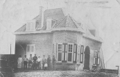 De villa ''Sonneborghe'' in de hoek Dwarsvaart/Nijewei te Kortezwaag was in 1916 nog in aanbouw. De timmerlieden poseerden tijdens het werk even voor de fotograaf. In 1918 betrok Hijltje Tjerks Atsma, de weduwe van Siebren Walles de Vries het huis met haar kinderen. Tijdens de bouw lag dochter Bontje in een sanatorium te Doorn.
