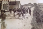 Een groep fietsers nog op een onverharde weg over 't Weike