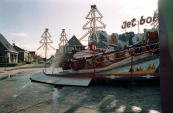 Een foto gemaakt tijdens de Gordykster najaarskermis in het jaar 1980 met de mooie gethematiseerde snelheidsmolen Jet bob van kermisexploitant Nico Buwalda. Tot het jaar 1987 was ook het achterste deel van het Marktplein (gelegen tussen de Nieuwstraat / Nijewei) betrokken bij de kermis daar waar veelal de Autoscooter maar ook wel eens een andere grote attractie zoals in dit geval de Jet bob een plaats had. Vanaf 1987 tot 1997 werden op dit deel van het Marktplein alle woonwagens en pakwagens gestald en kon er alleen nog een standplaats ingenomen worden op het grote plein gelegen tussen de Schoolstraat / Nieuwstraat. (foto: SKC)