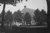 Deze boerderij in het geboomte verscholen staat aan de oostkant van de Nijewei (nu nr,87) dicht bij de grens met het dorp Jubbega.