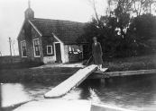 Dit huis met schuur voor enig vee was bekend als ''it Hoarnehuske'' bij de ''Hoarnedraai''. Het stond in de bocht waar de Korte- en Langewijk samenkomen. Het huis behoorde onder het dorp Lippenhuizen. Als het er nog had gestaan, zou het opgenomen zijn in ''plan Loevestein''. Bij de draai staat Mientje Lieuwes v/d Wijk, een dochter van de koperslager Jacob Lieuwes v/d Wijk die in het huis Trimbeets woonde aan de Stationsweg. De foto werd gemaakt door Mientjes broer Lieuwe.