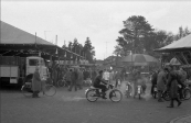 Een foto van de Gordykster kermis welke vermoedelijk dateert uit de eind jaren 50 / begin jaren 60. De foto is gemaakt vanuit de Nieuwstraat met het zicht in de richting van de Hoofdstraat. (foto: SKC)