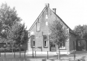 Dit huis op de hoek Brouwerswal/ 't Weike in Kortezwaag werd gebouwd in opdracht van Walter Ubles. Foto 1983