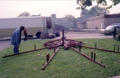 De nostalgische bootjesmolen van de familie Rampen in opbouw voor de aanstaande najaarskermis van Gorredijk in het jaar 1980. Op de foto is Johannes (zoon van de kapitein Nico Rampen) de grondslag aan het uitleggen. (foto: SKC)