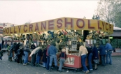 Het was zoeken naar een vrije speelkast bij de populaire attractie de Holly Cranes, in dit geval van de familie van Essen gezien tijden de najaarskermis van Gorredijk in het jaar 1978. Menigeen moest en zou natuurlijk een mooie polshorloges winnen! Eén van de bekendste prijzen uit de historie van dit aloude kermisspel. (foto: SCK)