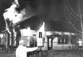 De brand van cafe Hoekstra annex ''Ponderosabar'' aan het Easterein te Kortezwaag in april 1979.