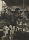 In de draaimolen tijdens het schoolfeest met Bonne Talsma en ?? in 1956. (foto: Bonne Talsma)