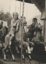 Siepie de Vos met Bonne Talsma in de draaimolen tijdens het schoolfeest op het land van Piet Jongsma in 1956. (foto: Bonne Talsma)