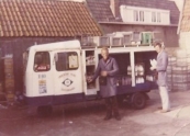 Melkboer Lammert Dijkstra, een welbekende verschijning in Kortezwaag met zijn hulpje Bonne Talsma in 1968. (foto: Bonne Talsma.)