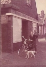 Bonne Talsma met zijn hond, voor  bakkerij Bolhuis in 1960. ( foto: Bonne Talsma)