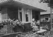 Het huis van Geert van der Heide, rechts op de foto Klaasje van der Heide - Kok