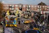 Al bij het opbouwen van de kermis op woensdag was het druk op het Marktplein.( Foto: Henk Stoelwinder)