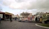 Een deel van de Gordykster najaarskermis in het jaar 1983 met op foto o.a. de Rups Aerobic-Robot van de familie Regter, Vliegtuigmolen van de familie v/d Molen/Arjaans en de Zweefmolen van Steenhuis. (foto: SKC)