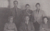 Het personeel van de nieuwe openbare lagere school aan de Zinderen Bakkerstrjitte in Gorredijk, eind september 1955 gefotografeerd. Voorste rij zittend van links naar rechts: Riek Landman, schoolhoofd Willem Wieling en mevrouw van Someren. Achterste rij staande: Fokke de Haan, Gerrit Meter en Hans de Jong, 