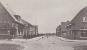 Links café Marktzicht, rechts de slagerij van Hille Jousma aan de Marktstraat. De Nieuwstraat (midden) liep oorspronkelijk nog niet verder naar het zuidoosten door.