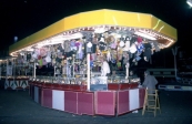 Een foto welke gemaakt is op de kermis te Gorredijk in waarschijnlijk 1979/1980 van het schuivenspel van Woppie & Thea Sipkema-Koopal uit Apeldoorn. Tijdens het fotomoment was dochter Anita werkzaam in de zaak van haar ouders. (foto: SKC)