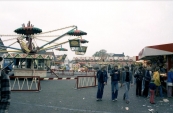 Voorjaarskermis Gorredijk 1978 met o.a. de op foto zichtbare aanwezige attracties: De Spin van de familie Vallentgoed, de Mini Jet van de familie Por en geheel op de achtergrond de gloednieuwe Autoscooter van Nico en Doetie Buwalda-Panbakker. De Autoscooter van de Buwalda's kwam met enige vertraging rechtstreeks van de fabriek uit het Italiaanse Reggio Emilla naar Gorredijk, en werd met behulp van vele Gordyksters opgebouwd om tijdig voor aanvang open te kunnen. (foto: SKC)