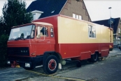 Een foto gemaakt tijdens de najaarskermis van Gorredijk in het jaar 1995 van de woonauto van de familie Pothoven-Dassen uit Zutphen. Vele jaren stonden Herman en Ollie met hun grote snoepkraam op zowel de Gordykster voor als de najaarskermis (onlangs zijn Herman en Ollie gestopt met reizen op de kermis). De bewoners van de Marktstraat, Schoolstraat & Nieuwstraat hadden er tijdens de kermissen extra buurtbewoners bij. Tientallen woonwagens vonden een plekje langs het kermisterrein en in de aangrenzende straten. Geen enkel bezwaar was er vanuit de buurt ze vonden het gezellig dat de reizende ondernemers met hun woningen op wielen aankwamen, waar nodig boden ze de exploitanten hun medewerking aan voor het voorzien van water en of stroom. In vele dorpen en steden is dit beeld echter verleden tijd, de mobiele woningen en pakwagens vinden tegenwoordig meestal een plekje elders in de plaats zo ook in Gorredijk waar dezen een plaats bij sportpark Kortezwaag hebben. Op de foto staat de woonauto voor de imposante politiewoning op de hoek van de Marktstraat / Nieuwstraat. (foto: A.J. Lubach)