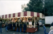 
Voorjaarskermis Gorredijk 1978 met op foto het schuifspel van de familie Kraan uit Apeldoorn. (foto: SKC)