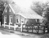 Volgens het gevelanker is dit huisje aan de Lijen in 1819 gebouwd. Na een verbouwing dient het als atelier van de kunstenaar Duintjer, die er tegenover woont.