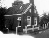 Volgens het gevelanker is dit huisje aan de Leijen in 1819 gebouwd. Na een verbouwing dient het als atelier van de kunstenaar Duintjer, die er tegenover woont.