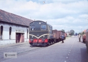 Foto gekregen van collega. Tot in de jaren zestig van de 20e eeuw waren enkele NTM-tramlijnen in Friesland in gebruik voor goederentrams van de NS. De speciaal voor dit vervoer gebouwde loc NS 453 (serie 451-460) met trein 5020 te Gorredijk op 1 september 1962, kort voor de sluiting van deze lijn. Foto: J.G.C. van de Meene. Jelle Hofstra