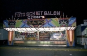 
Najaarskermis Gorredijk 1984 met op foto de mooie fotoschietsalon van de familie Tilstra welke een standplaats had aan de Nieuwstraat (gedeelte gelegen tussen de Marktstraat/Hoofdstraat). (foto: Nico Rampen)