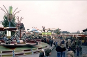 
Najaarskermis Gorredijk 1978 met o.a. de attracties Calypso van Freddy Bosman, de Spin van de familie Vallentgoed en de Autoscooter van Nico en Doetie Buwalda. (foto: Nico Rampen)