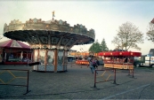 
Najaarskermis Gorredijk 1986 met op de voorgrond de Zweefmolen van de familie Visser. (foto: Nico Rampen)