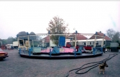 De najaarskermis van Gorredijk in 1981 zat er weer op. Een dag na afloop van de kermis waren er nog diverse kermisexploitanten aanwezig op het Marktplein om de laatste hand te leggen aan wat betreft de afbouw van hun attracties. Een enkeling had daar niet zoveel haast mee zoals op de foto te zien is aan de nog compleet opgebouwde attractie de Swing Mill van de familie Wiekstra. (foto: Nico Rampen)