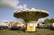 
Najaarskermis Gorredijk 1982 met op foto de fraai beschilderde Zweefmolen van Albert Steenhuis. Rond het Marktplein stond het tijdens de voor en najaars kermis steevast vol met de mobiele woningen van de aanwezige kermisexploitanten, een beeld dat we tegenwoordig helaas nog maar weinig zien. Het bracht toch een speciale sfeer met zich mee. (foto: Nico Rampen)