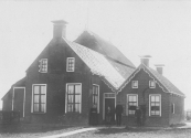 Deze boerderij van Lomme Aizes de Vries stond op de plaats van het vroegere zomerhuis van de familie Dekema te Kortezwaag. De boerderij brandde later af maar werd herbouwd, Op de foto die plm, 1927 werd gemaakt staan v.l.n.r. Aaltje Hendriks Boerstra (vrouw van Lomme), zoon Hendrik, dan Lomme Aizes de Jong, en de jong overleden zoon Aize,