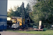 De nostalgische bootjesmolen van de familie Rampen in opbouw voor de aanstaande najaarskermis van Gorredijk in het jaar 1979. Op de foto is geheel rechts Johannes Rampen (zoon van kapitein Nico) bezig met de onderbouw daar de kassa op komt te staan. (foto: Nico Rampen)