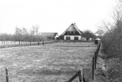 De door fabrikant Ernst de Vries verbouwde boerderij aan de Leijen 39 te Gorredijk, vroeger Kortezwaag. De Vries was directeur van de timmerfabriek aan de Jodocus Heringastrjitte te Gorredijk. In 2012 is dit bedrijf opgeheven.