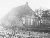 Dit huis aan de Leijen in Kortezwaag stond Oostelijk van de kerk en werd later geheel gerestaureerd.