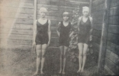 Een opname van 20 juli 1930, van links naar rechts Anna Koelma 92e op de 100 m schoolslag dames), Etje Lamerus, en Gep Homans, resp. 1e en 2e bij de 50 m hindernis zwemmen voor meisjes aspiranten. (foto: Francis Van't Klooster).