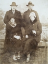 Groepsfoto, met rechts Johannes en Margje Koelma  (foto: Francis Van't Klooster ).