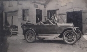 1930. Geert zit links op de motor Anneke en Johannes zitten in de T-Ford. Man met pet op: de heer Goosens, vertegenwoordiger Nivea
