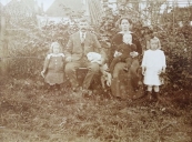 De familie Koelma, dochters Anna en Nel (Pietsje) en zoon Geert