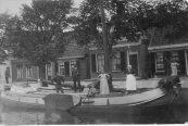 Op deze foto is het skûtsje waarop Jitze Schaafsma links staat, met zijn familie, rechts van hem is schoonvader Hendrik Hermanus Feenstra, die woonde in een huis dat er achter staat (aan de Kerkewal) 