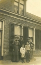 Hierbij een foto van de familie Van der Muur, gemaakt door fotograaf A. de Jong uit Sneek. Waarschijnlijk van voor juli 1913, want dochter Gé (* 8 juli 1913) staat niet op de foto. Van links naar rechts: Angnietje (Anne) Meinsma, geboren op 16 december 1871 en Jelle Annes van der Muur (geboren op 8 november 1875) voor de kap- en scheersalon aan de Langewal in Kortezwaag. V.l.n.r. de kinderen Piet (* 30 januari 1907), Jaap (* 14 juli 1903) en Anne (* 11 juli 1900). Foto via Roely de Boer.